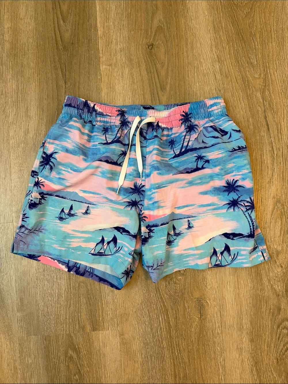 Chubbies- Men's Tropical Print Swim Shorts in Blue & Pink- medium